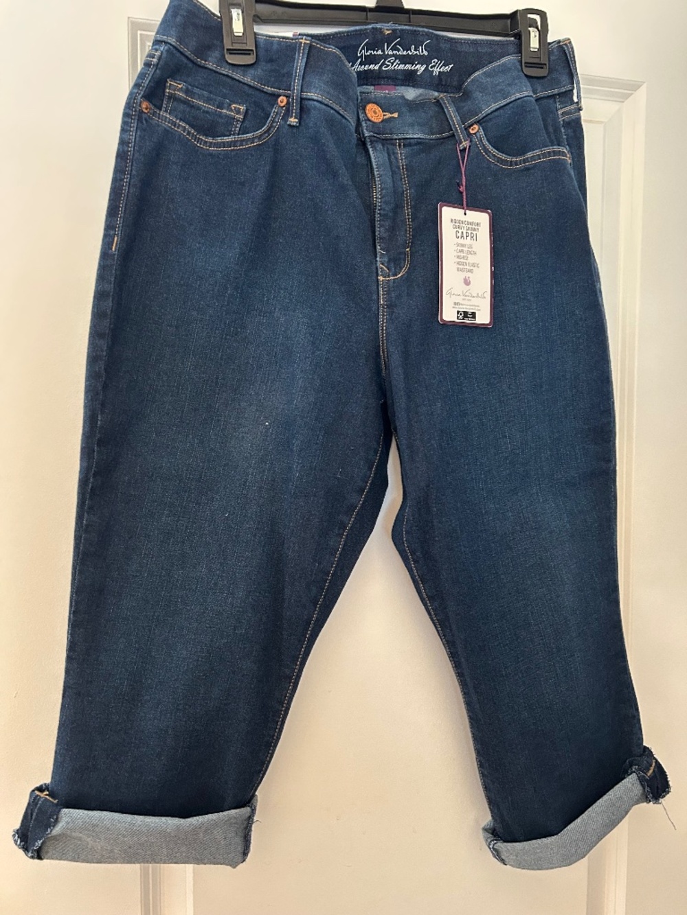 New with tags. Gloria Vanderbilt capris